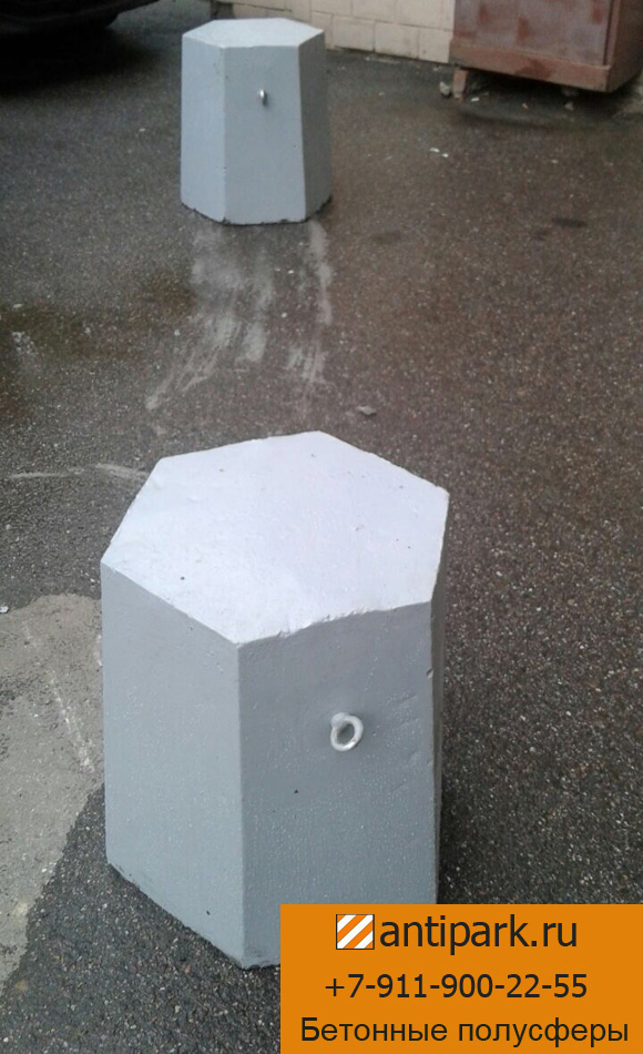 Шестигранные бетонные столбики СБШ-560 на парковке