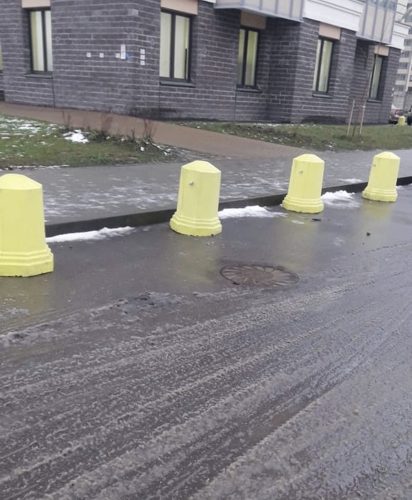  бетонный столб от парковки