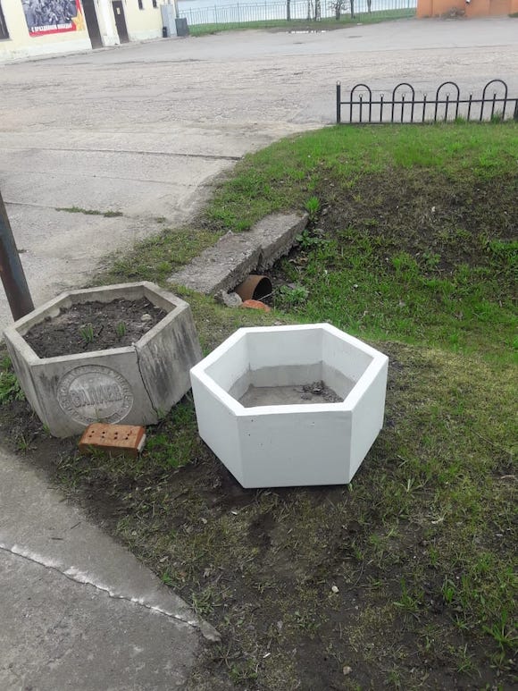 бетонный вазон бетонный цветник от парковки