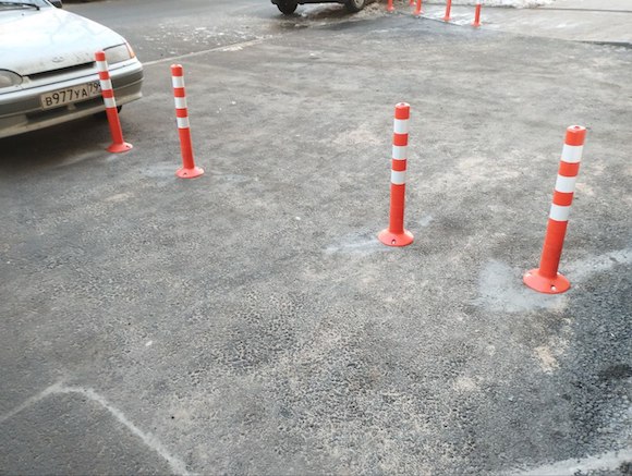 парковка разделена столбами