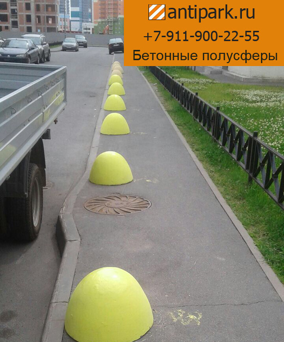 Бетонная полусфера армированной желтая ПБВ-500АК на тротуаре